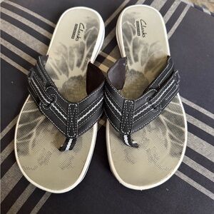 Clark’s black flip flop sandals size 9 in good used condition
